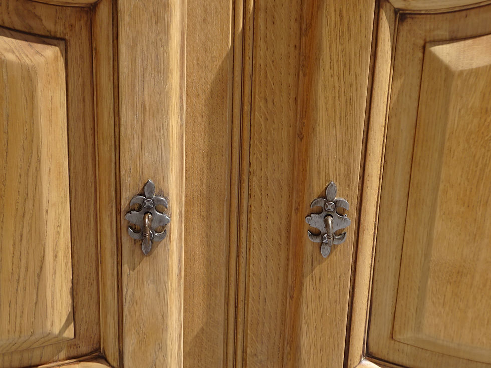 Miniature : Buffet en bois clair, entrées de serrure et clé à chaque porte