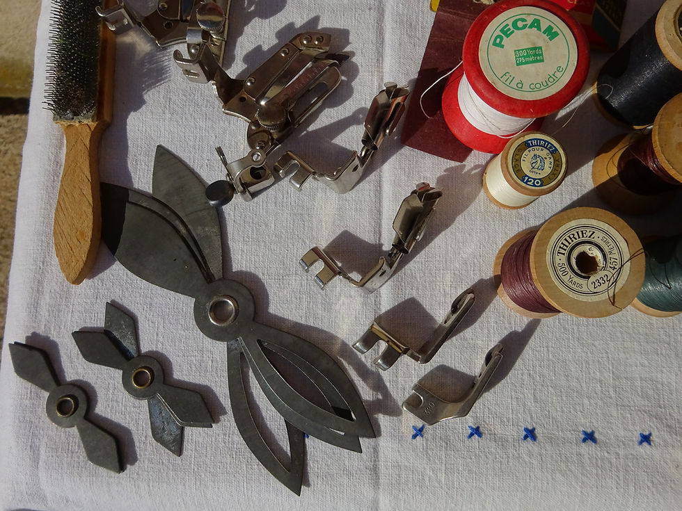 Miniature : guides de coutures anciens réglables, pieds de biches pour machine singer