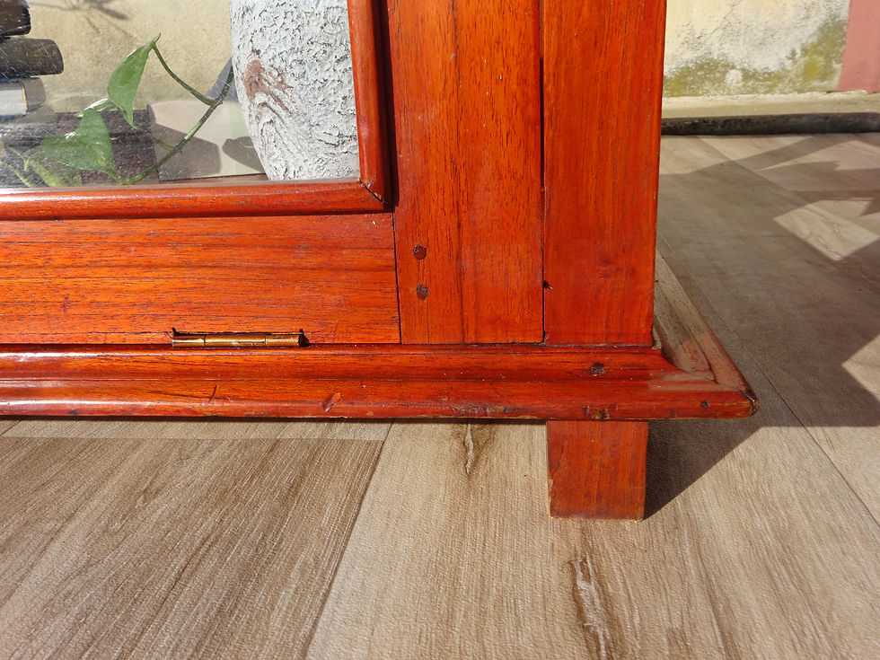 Miniature : pied avant du meuble vitrine