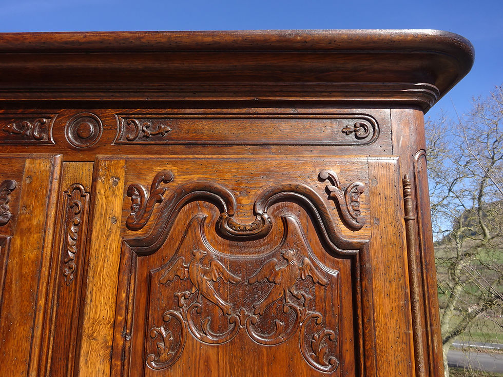 Miniature : armoire renaissance, motifs sculptés dans le bois massif, portes panneautées
