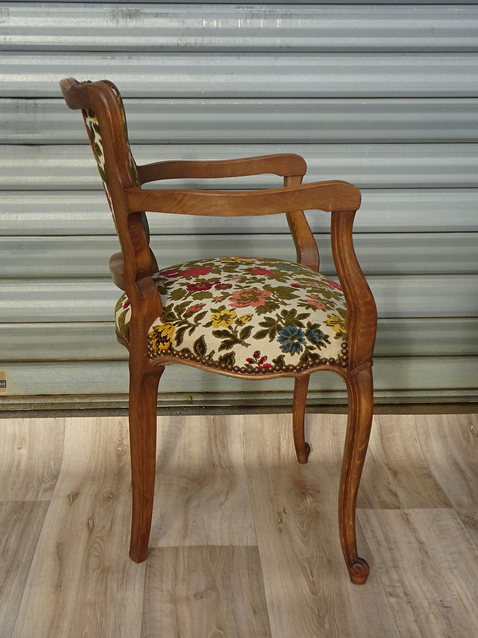 Miniature : fauteuil ancien, vue de côté, tissu coloré et actuel