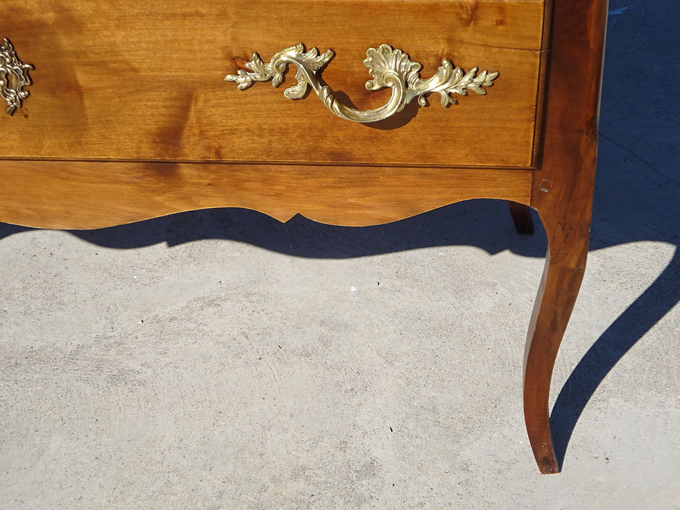 Miniature : Commode Louis 15, piètement haut, fin et cambré