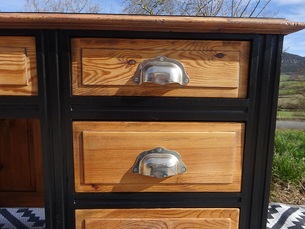 Miniature : Bureau 9 tiroirs, façades en pin naturel, poignée coquille
