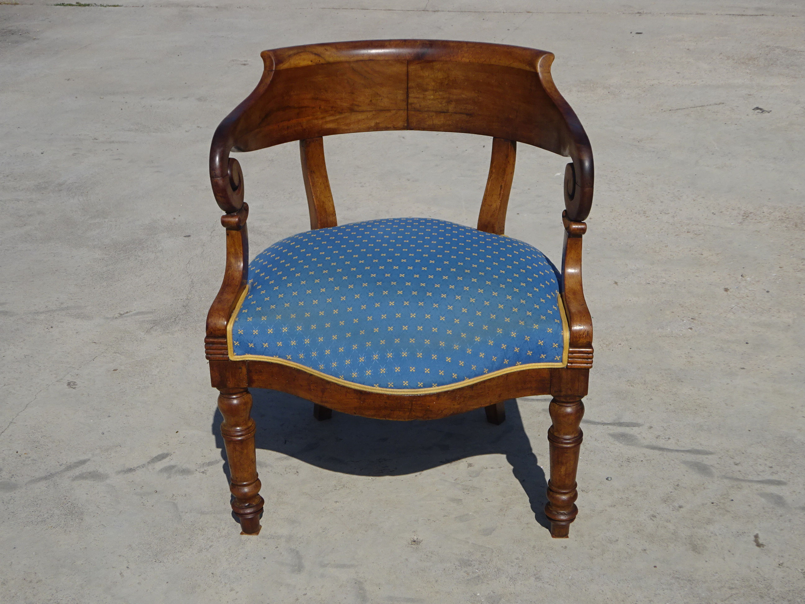 Ancien fauteuil gondole en noyer et tissu jacquard bleu