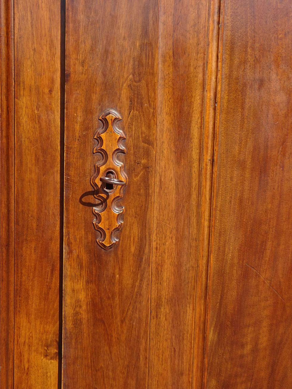 Miniature : Portes d'armoire ancienne, la porte de droite verrouille celle de gauche