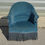 Miniature : Fauteuil crapaud bleu avec franges et pompons assortis