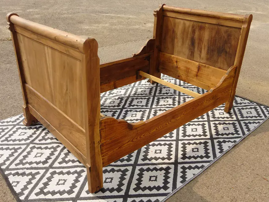 Miniature : Lit ancien en noyer, vue de dos