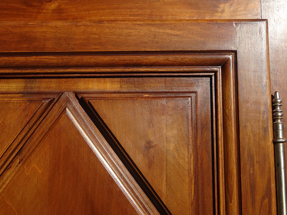 Miniature : armoire Louis XIII, motifs moulurés losanges en relief sur les portes