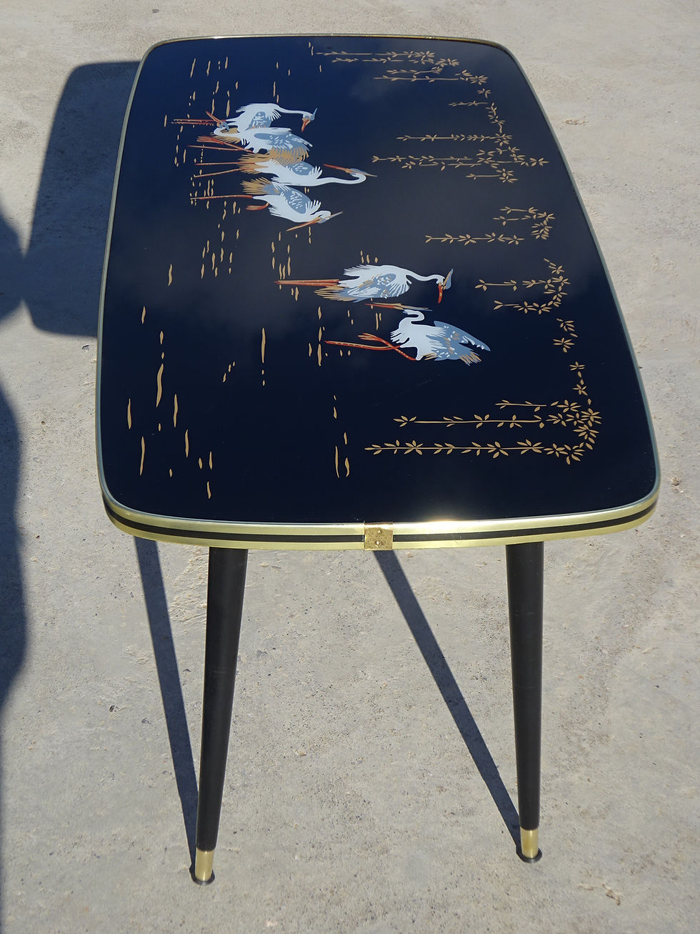 Miniature : Table basse vintage, pieds compas, vue de profil