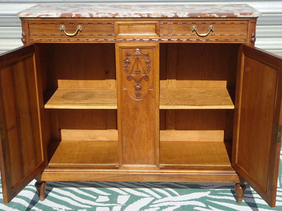 Miniature : intérieur du buffet vintage, en bois clair