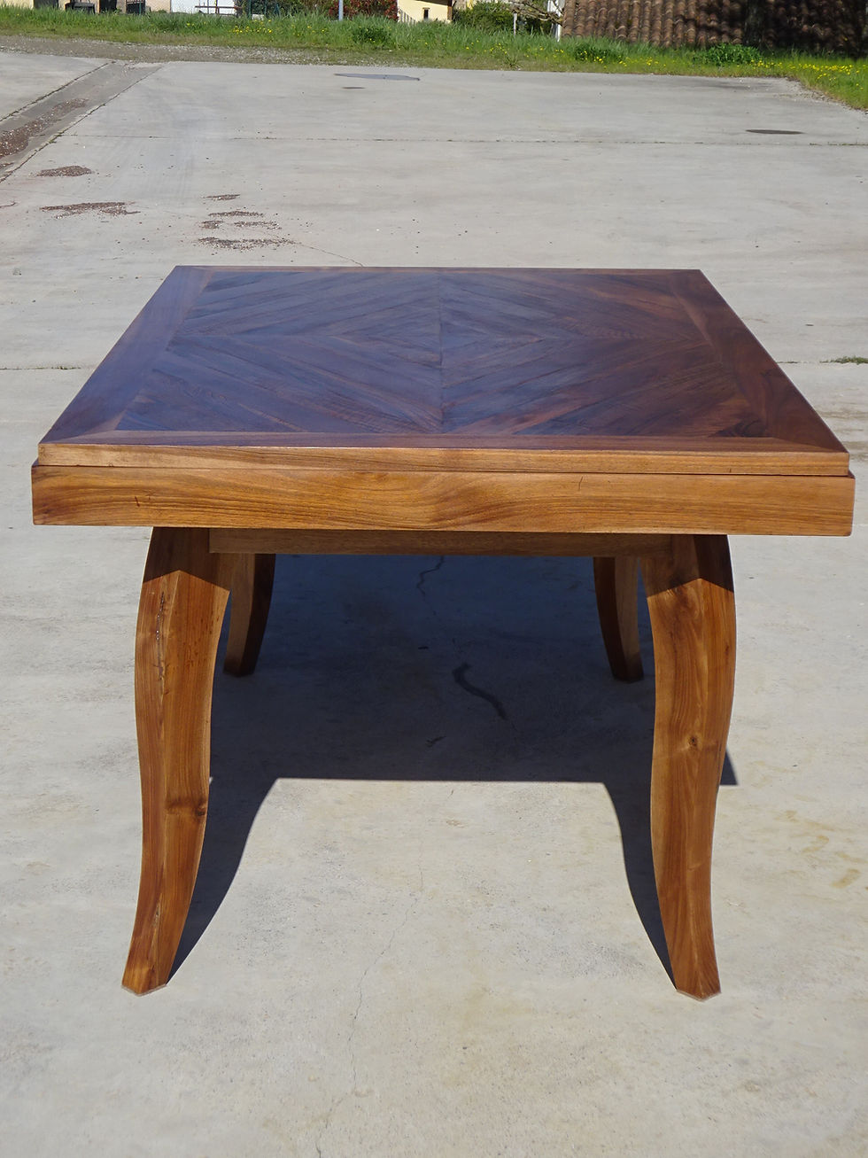 Miniature : table tout en noyer, vue de profil