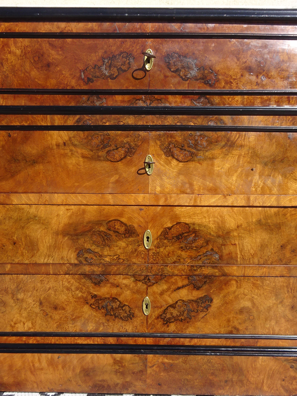 Miniature : Commode ancienne, façade recouverte de ronce de noyer