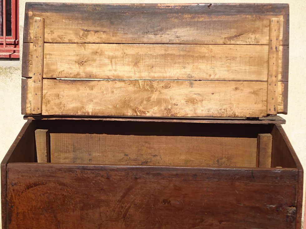 Miniature : Meuble ancien, coffre sur pieds, ouverture large