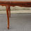 Miniature : Table ovale, bandeau festonné, pieds galbés