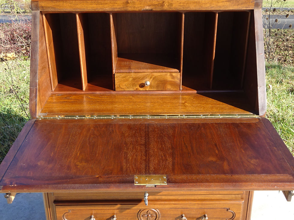 Miniature : intérieur de secrétaire aménagé avec un petit tiroir