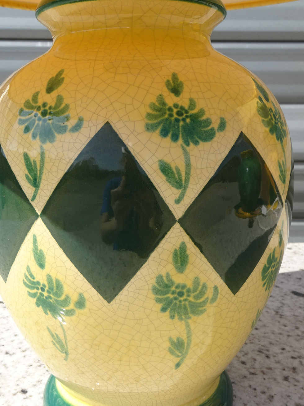 Miniature : Motifs pied de lampe, losanges et fleurs peints à la main