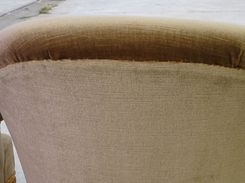 Miniature : Fauteuil crapaud ancien, velours d'origine marron clair