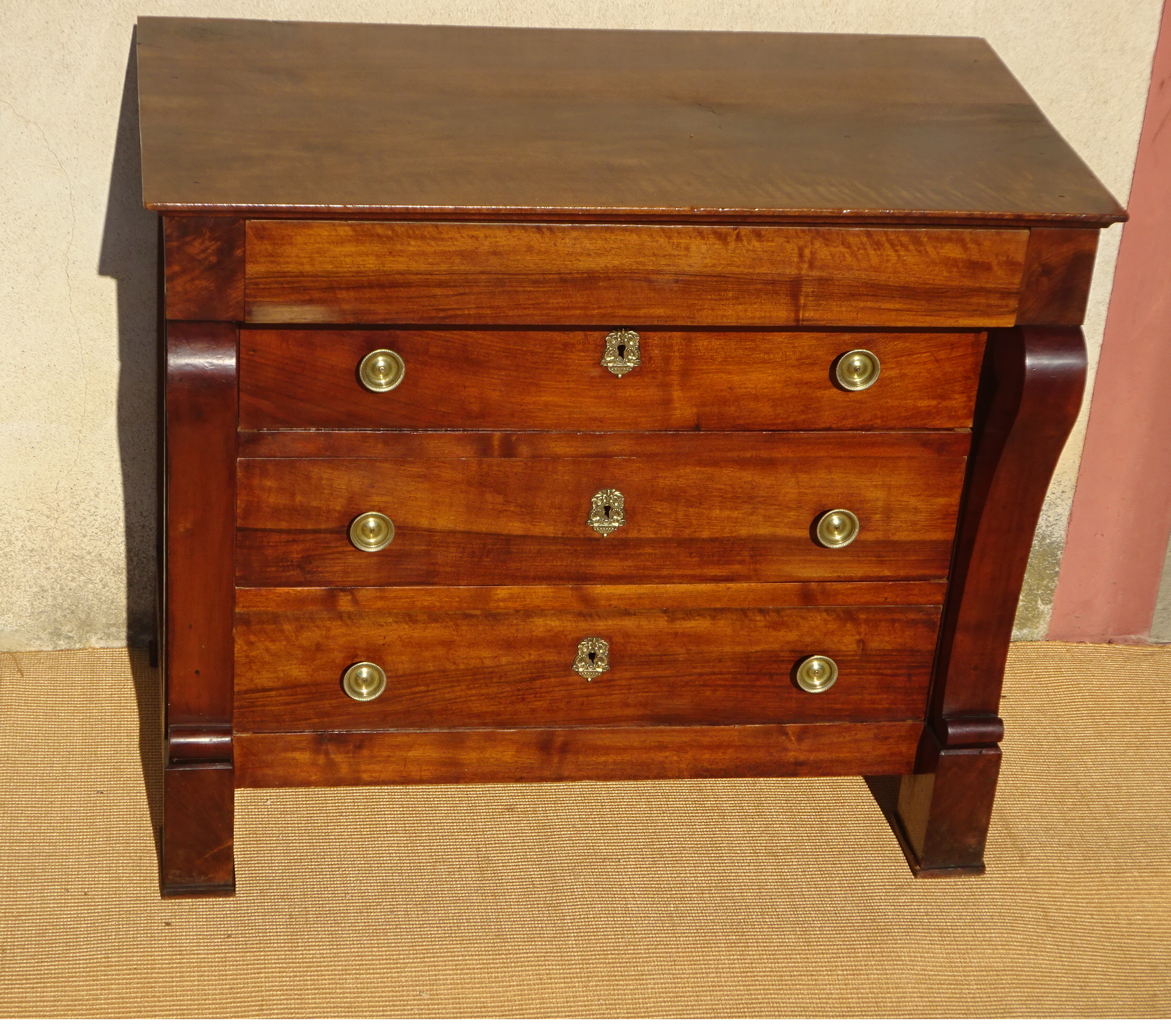 Commode tout en noyer massif