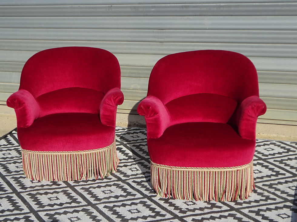 paire de fauteuils crapauds en très bon état avec franges multicolores