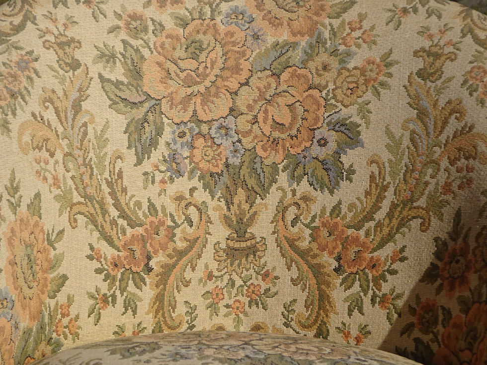 Miniature : Fauteuil crapauds, tissu d'ameublement ancien, motifs floraux, symétrie