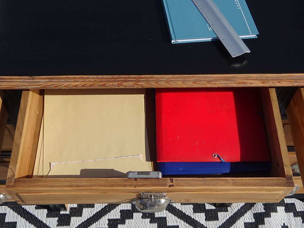 Miniature : Bureau de ministre en pin et noir, nombreux rangements