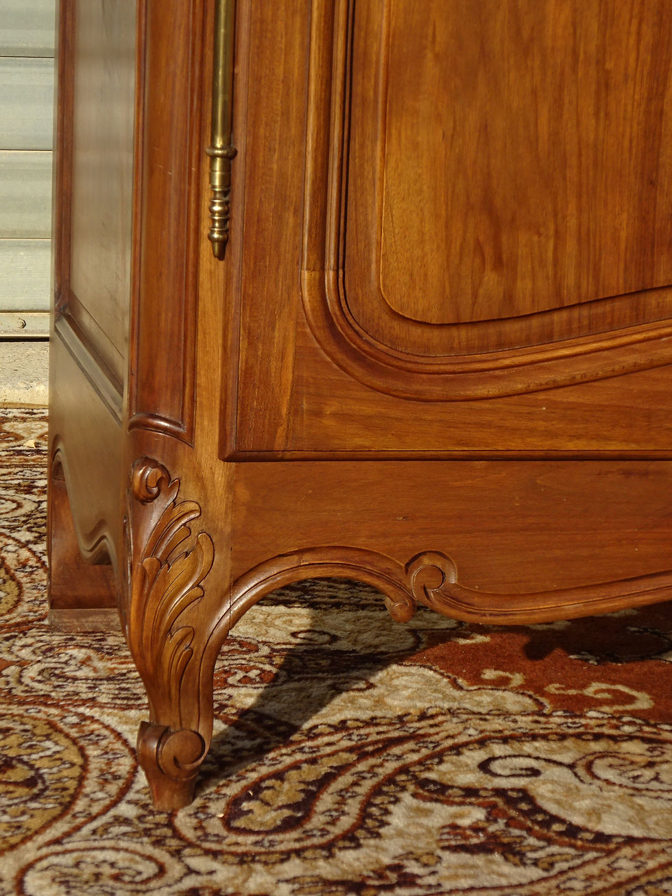 Miniature : Armoire Louis 15, pied galbé, finition à rouleaux, feuille d'acanthe