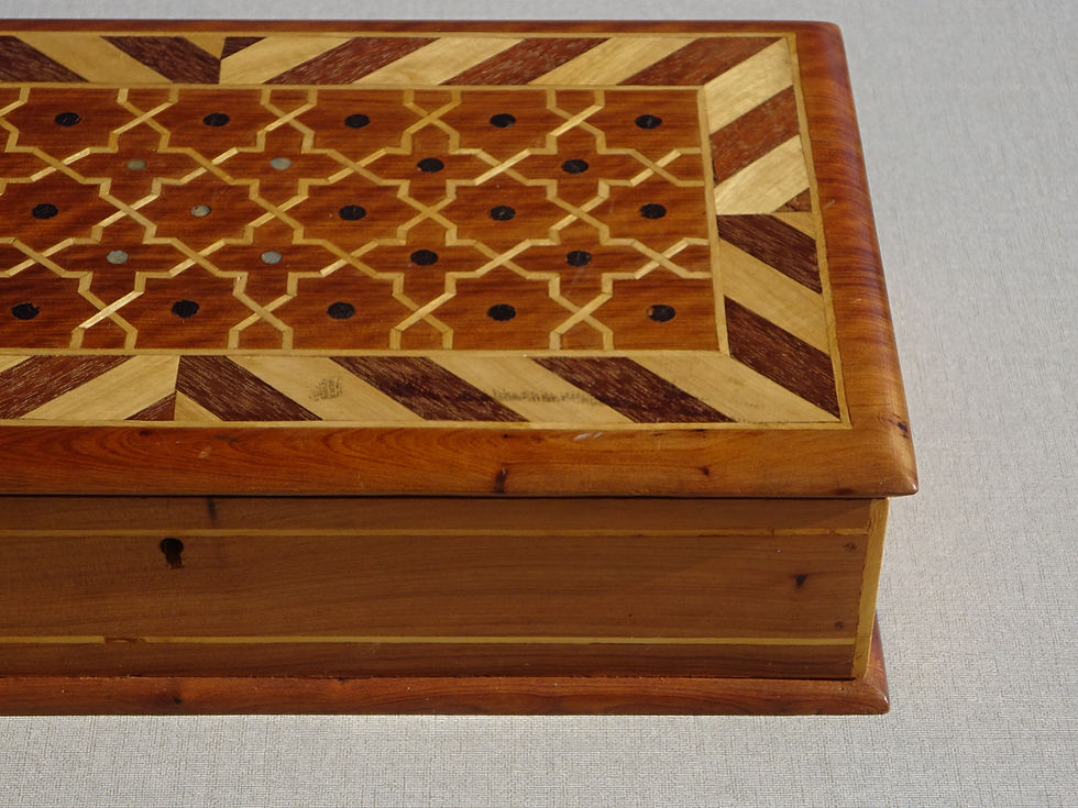 Miniature : Boite de rangement en palissandre et marqueterie de bois