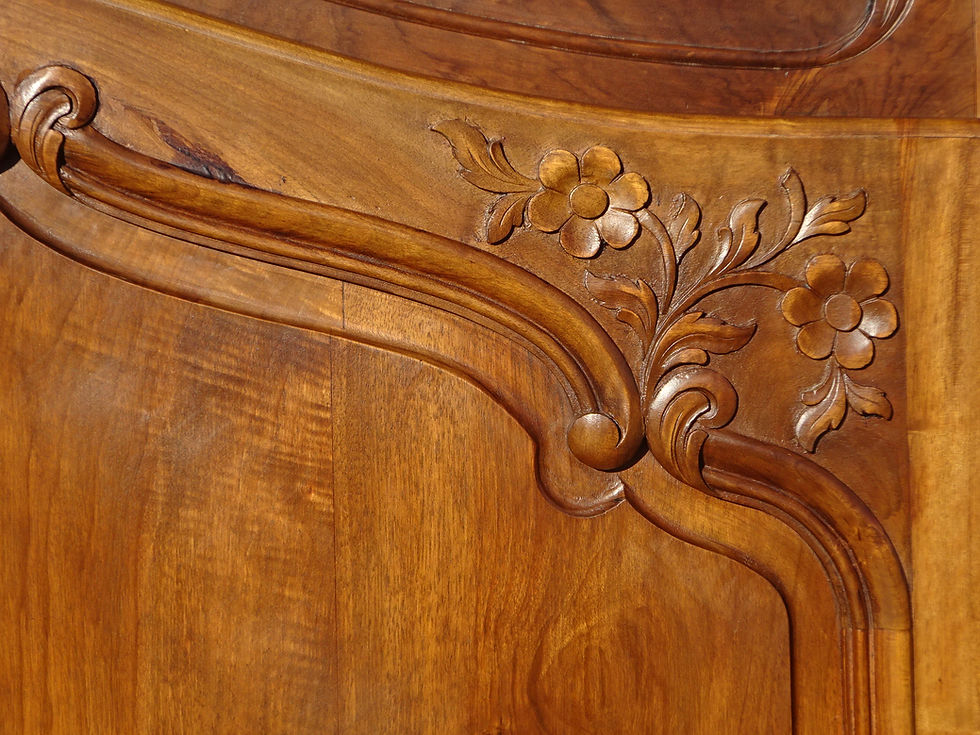 Miniature : Armoire Louis XV, motifs floraux sculptés sur le portes.