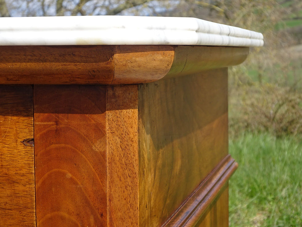 Miniature : Commode avec marbre de Carrare, tranche arrondi avec rainure, angles à pans coupés