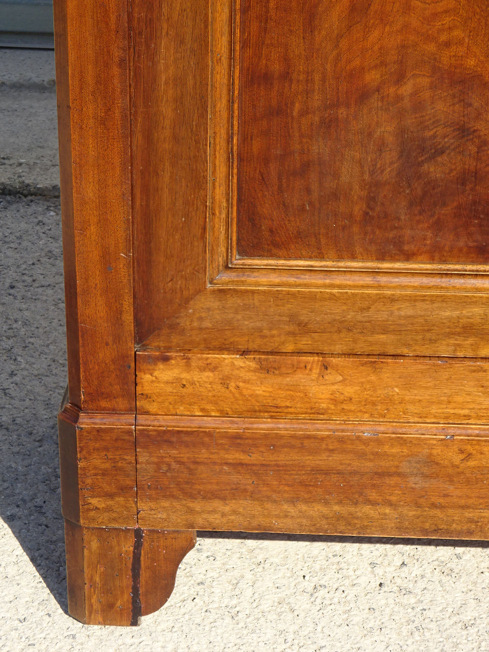 Miniature : Pied avant de armoire ancienne, plinthe simple et droite