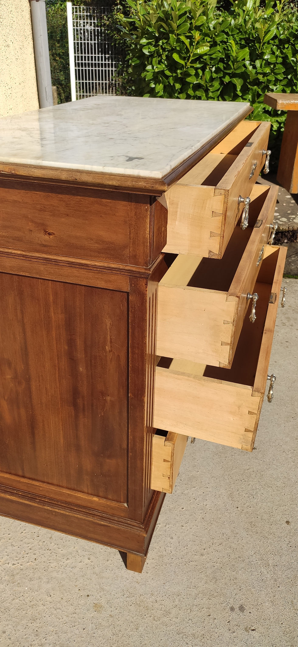 Miniature : commode ancienne, montage des tiroirs en queue d'aronde