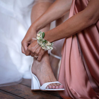 Brautschuhe an einer Hochzeit