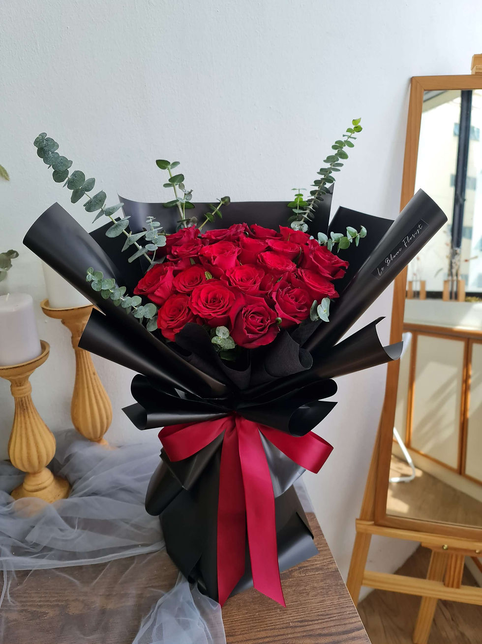 Thumbnail: Lush (18 Red roses)