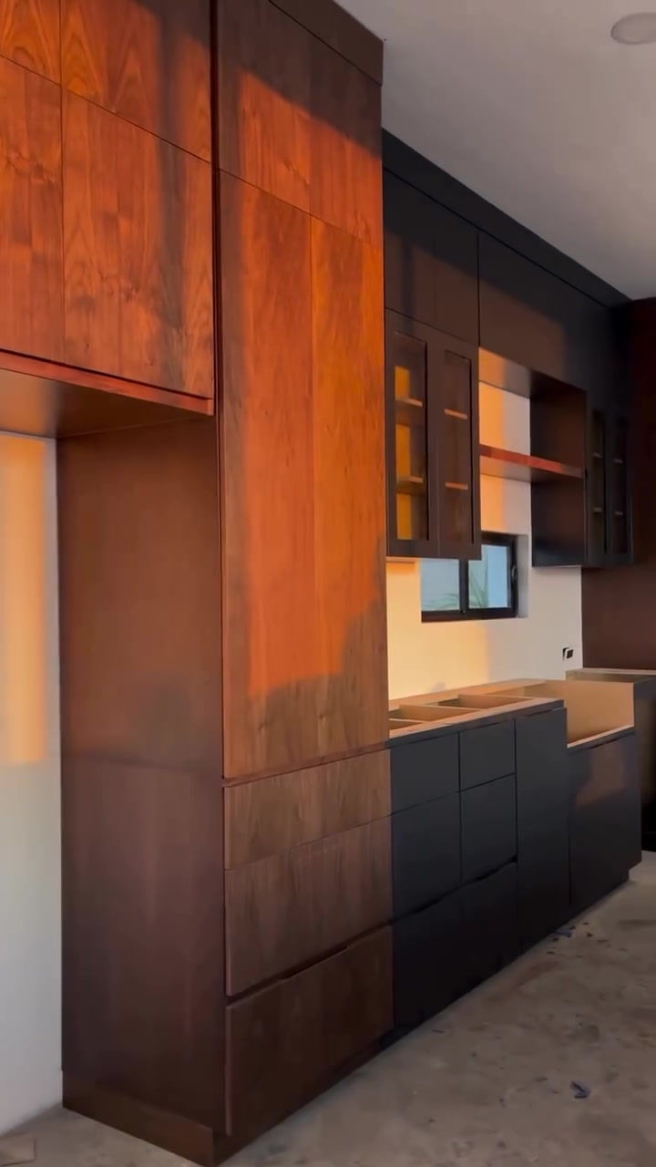 Miniatura: Cocina Elegante de Nogal, de 1 pared con isla (33 pies, 10 metros)