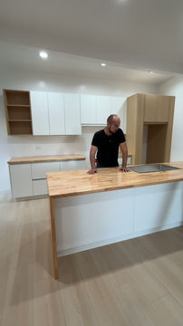 Miniatura: Cocina Moderna Lineal + barra + cubierta de madera (13 pies, 4 metros)