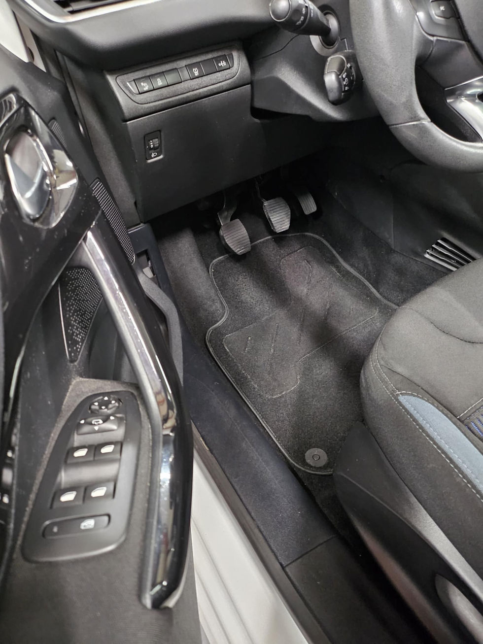 Miniature : Peugeot 208 Allure 1.2 VTi  82ch 2015 138 294 km