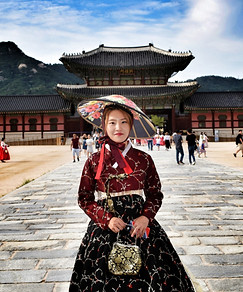 Lady in traditional Korean Hanbok
