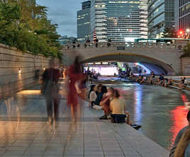Cheonggyecheon Stream in eraly evening