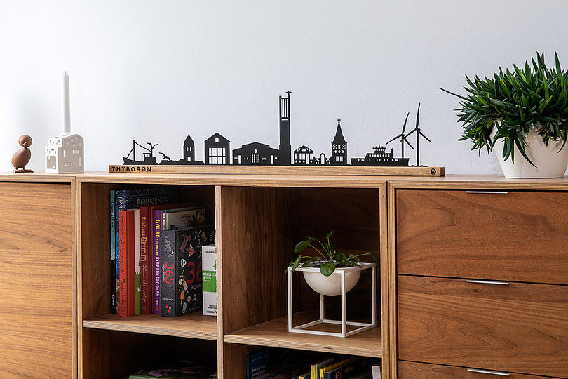 Miniaturebillede: Thyborøn by-motiv i sortlakeret stål og eg.
