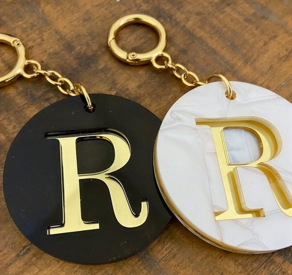 Chaveiro acrílico personalizado com letras