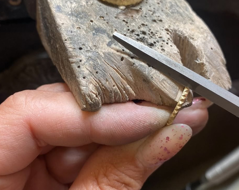 Bague en cours de fabrication, travaillée à la main à l'établi