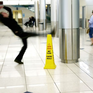 נפילות במקומות ציבוריים: מה חשוב להוכיח?