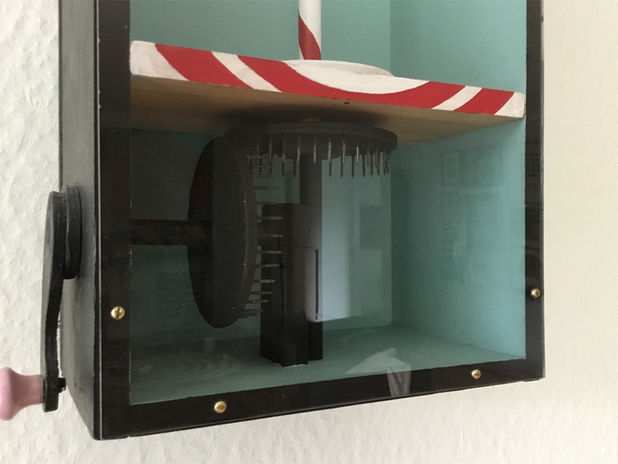 Detalje af den mekaniske skulptur "Der hvor skydeskiverne kommer fra"