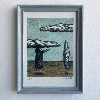 Håndkoloreret tryk med figur der svæver med sky på hovedet og peger på en anden sky.