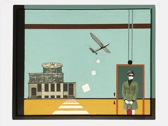 en dame står i en elevator i et surrealistisk landskab med fodgængerovergang. I baggrunden er der en bygning med et ur som tag og en svæveflyver smider nogle hvide firkanter.