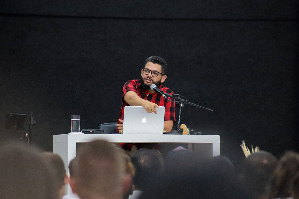 Pastor Ronaldo Borges dando aula em uma igreja cheia.