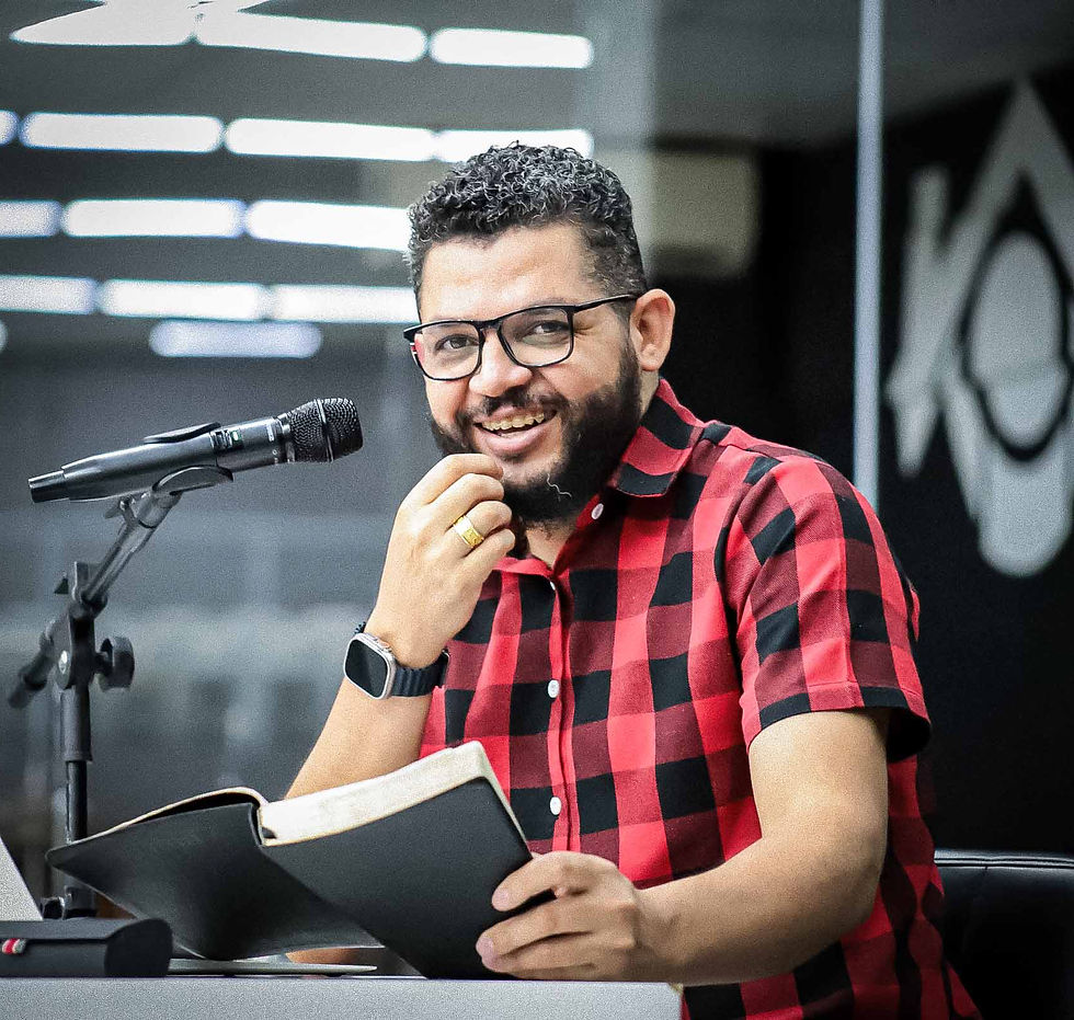 Pastor Ronaldo Borges em uma igreja dando aula com uma bíblia na mão