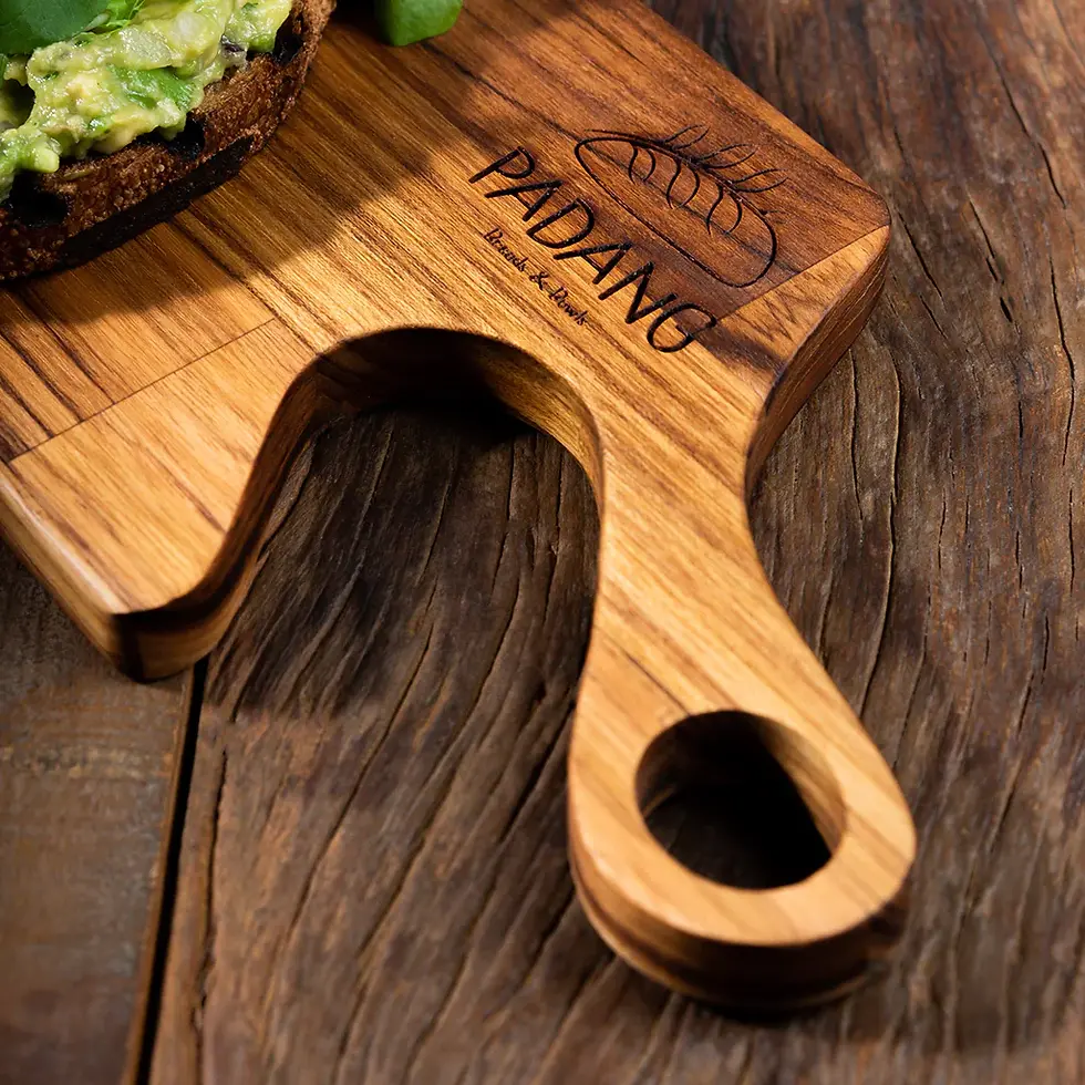 Miniatura: Tábua personalizada em madeira de reflorestamento.