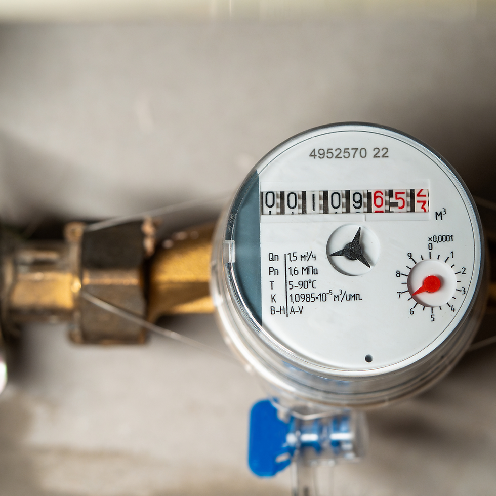 Wärmemengenzähler an einer Kupferleitung zur Erfassung des Energieverbrauchs einer Wärmepumpe im Heizraum
