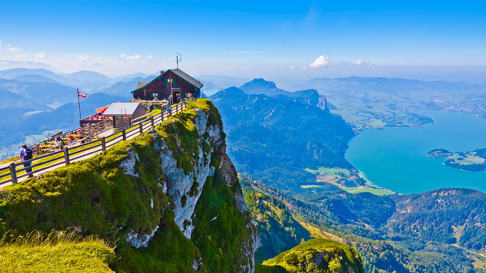 Gebäude auf Berggipfel mit Panoramablick über See